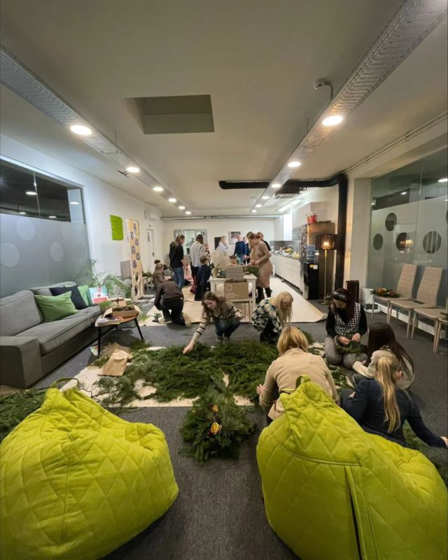 On Friday we had Christmas wreath workshop at our Ausros street office! Christmas carols and children laughter in the background made this evening magic 💫
#actiofarma #teambuilding #christmas #christmasdecor #teamspirit