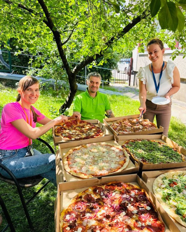 Friday's afternoon pizzas! 🍕😏🫠

We all together enjoy good weather and a slice of pizza😏

#actiofarma#teamlunch#careandshare#fridaymood